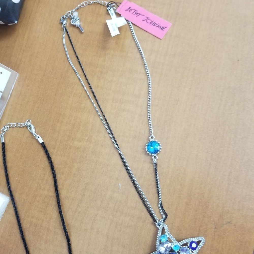 Betsey Johnson starfish and key charm necklace - Picture 3 of 4